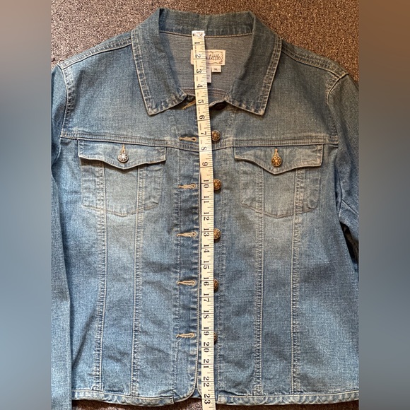 Women’s XL light wash denim jacket. LIVE A LITTLE. $12 light weight, stretchy. - Picture 4 of 7
